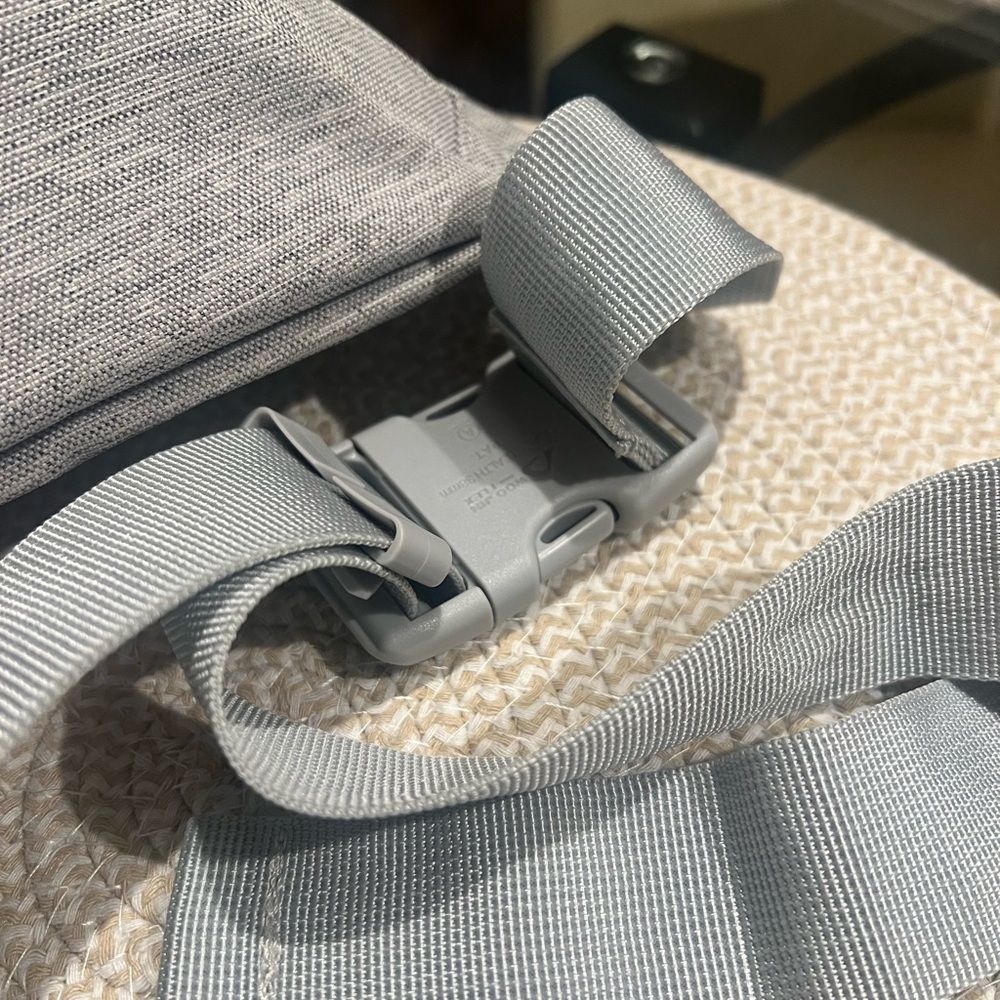 Herschel Supply Day Pack Crossbody - Picture 4 of 6